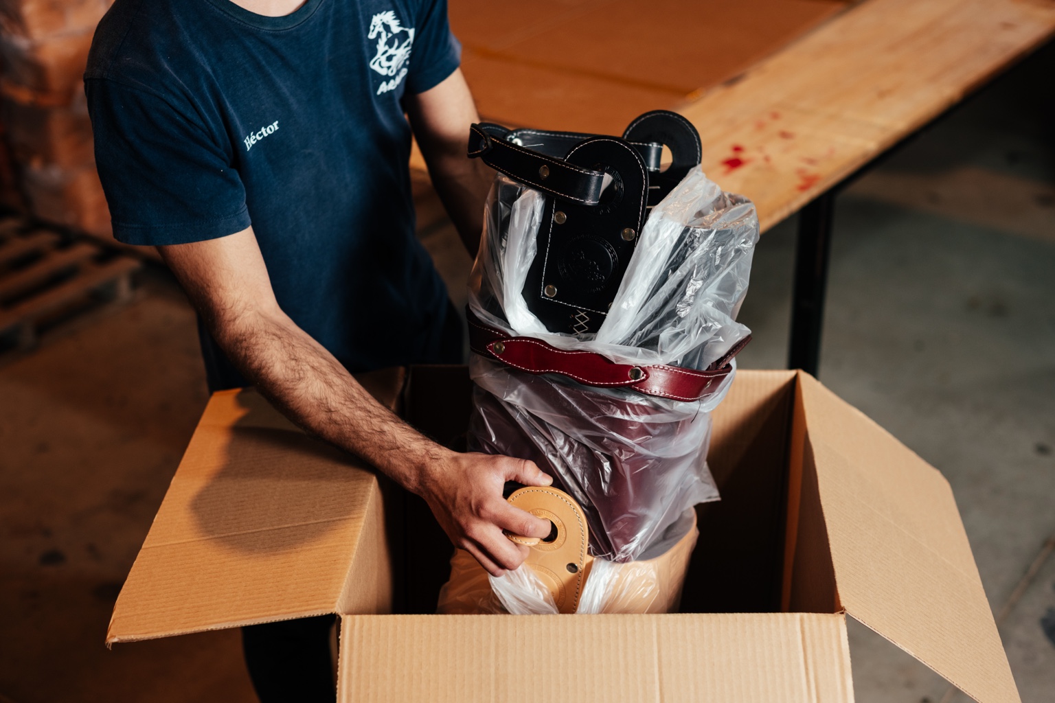 Preparación y embalaje de materas en una caja dentro de la fábrica