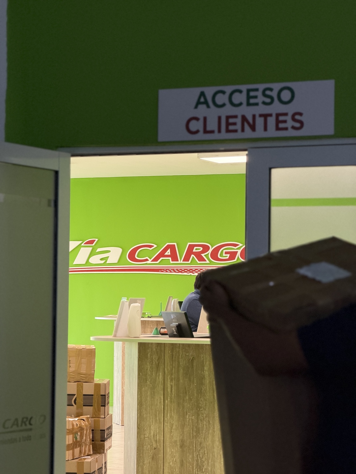 Ingreso de cajas de pedidos a la sucursal de Vía Cargo